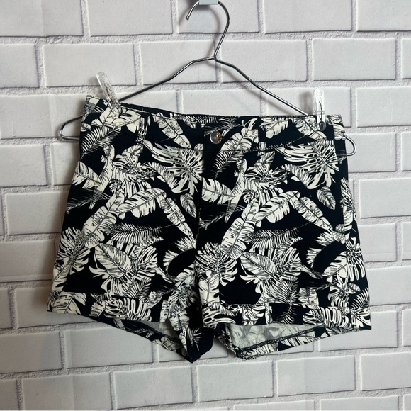 DIVIDED H&M women printed black and white floral shorts/size 6 - Picture 1 of 9